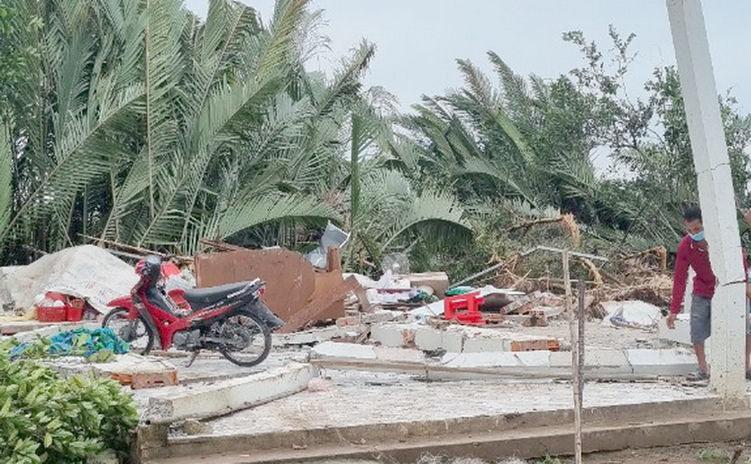 Hơn chục người bị thương sau cơn lốc xoáy