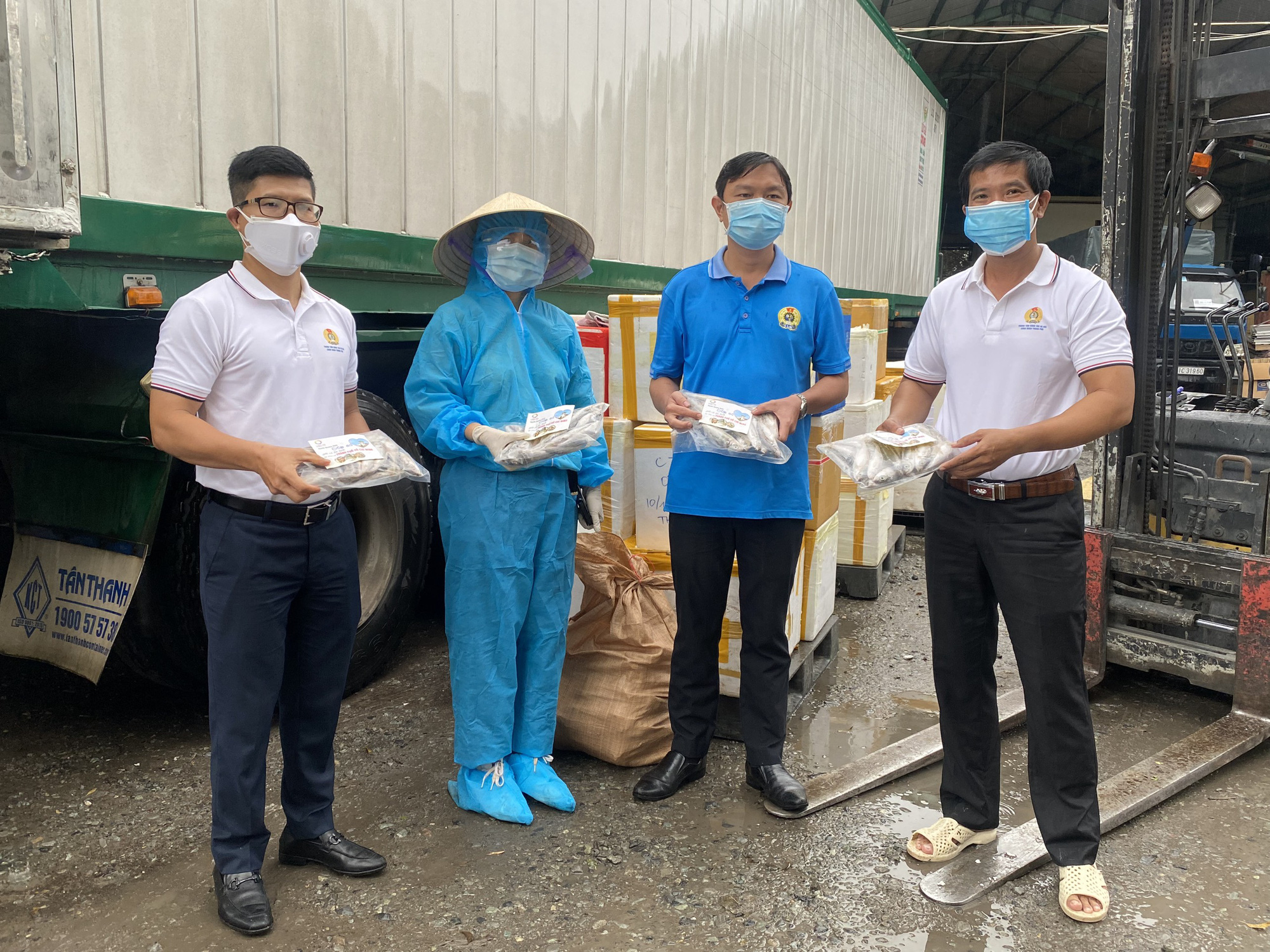 Quảng B&igrave;nh g&oacute;p 27,5 tấn t&ocirc;m c&aacute; c&ugrave;ng c&ocirc;ng nh&acirc;n TP HCM chống dịch - Ảnh 2.