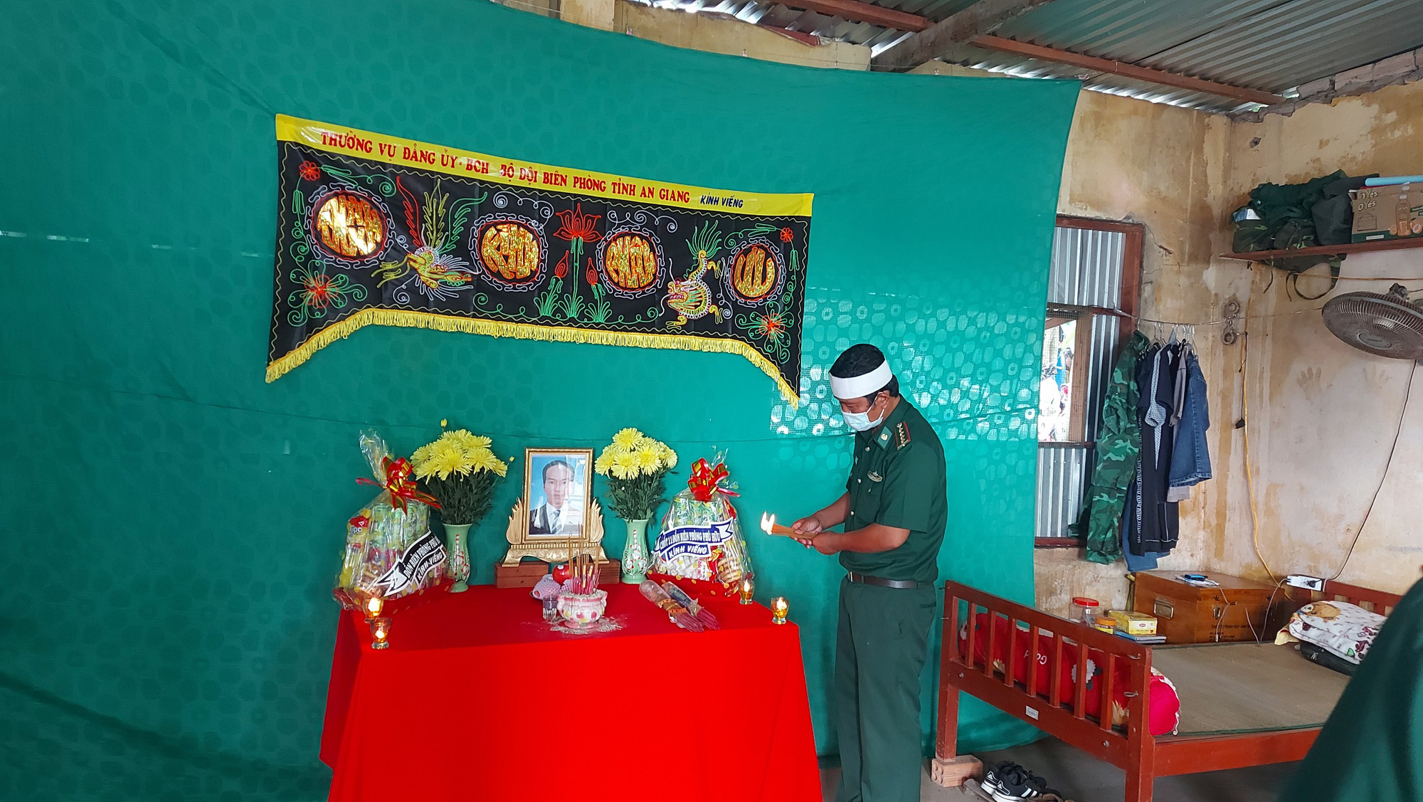 Chịu tang người th&acirc;n tại nơi tuyến đầu ph&ograve;ng chống dịch Covid-19 - Ảnh 1.