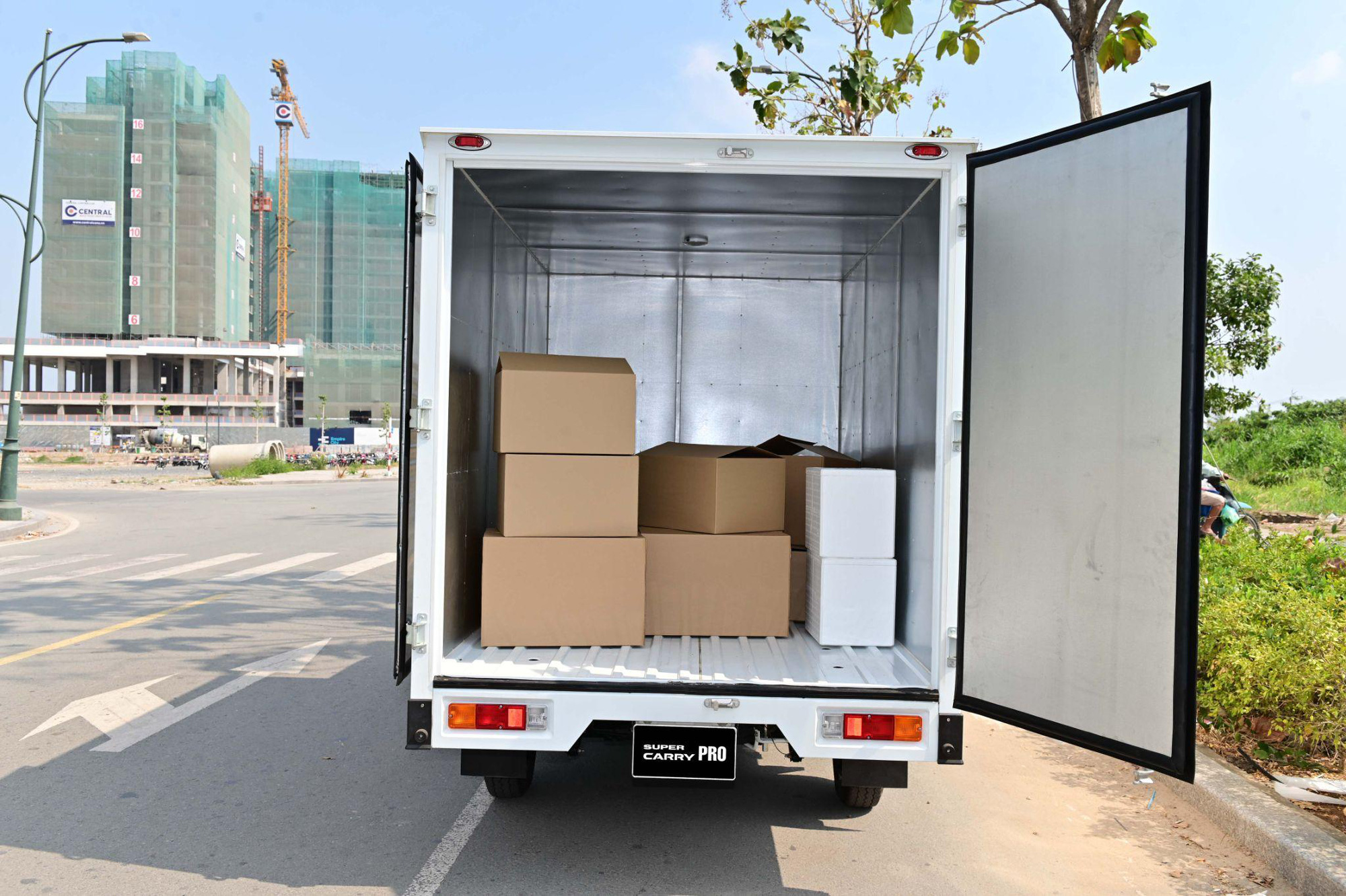 Đ&aacute;p ứng nhu cầu vận chuyển h&agrave;ng ho&aacute; thiết yếu trong gi&atilde;n c&aacute;ch với Suzuki Carry Pro - Ảnh 2.