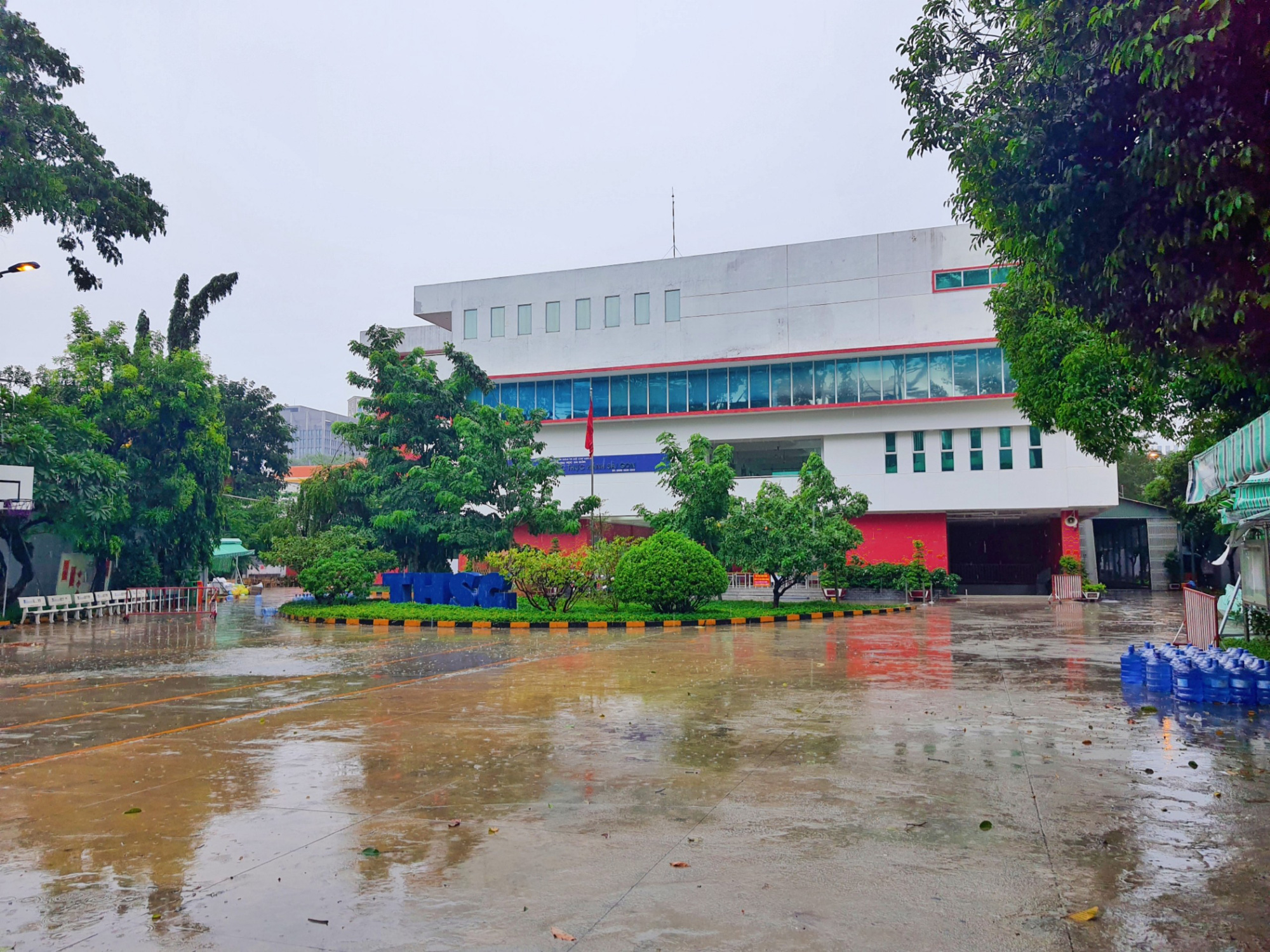 TP HCM: Trưng dụng một trường trung học lớn làm khu cách ly F0