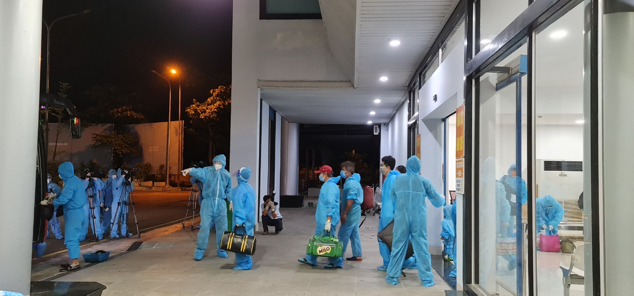 Hai người từ TP HCM về Bình Định trên chuyến bay miễn phí đầu tiên mắc Covid-19
