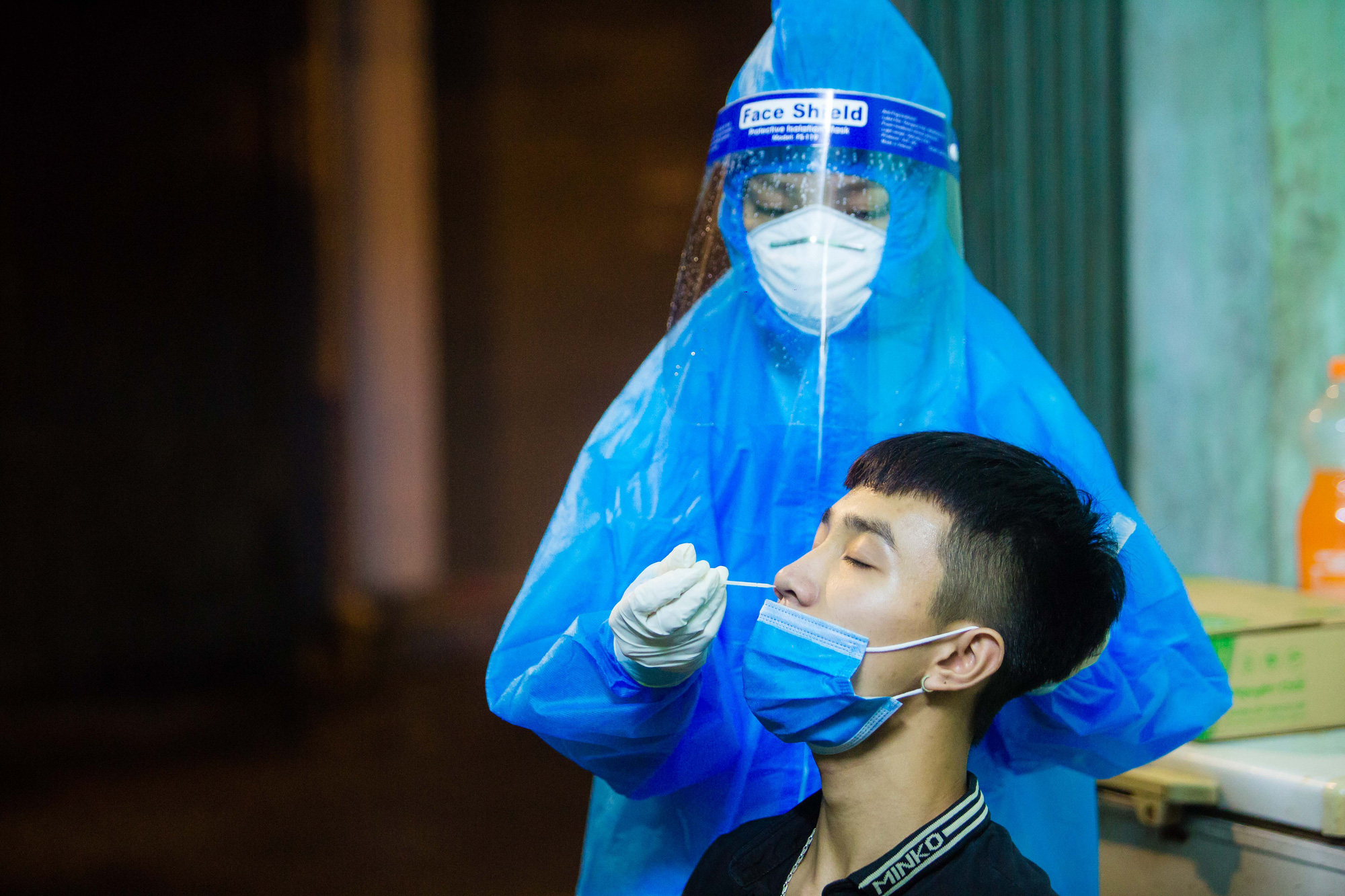 CLIP: Đi từng ng&otilde;, g&otilde; từng nh&agrave; lấy mẫu x&eacute;t nghiệm Covid-19 - Ảnh 3.