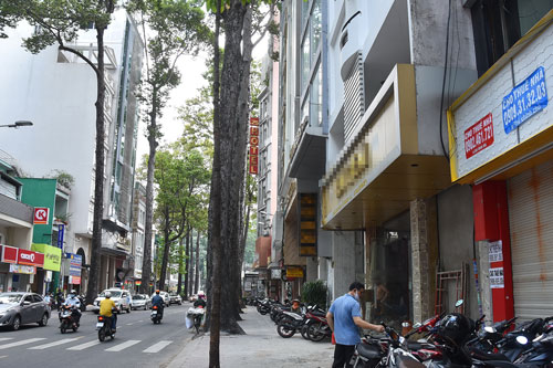 Khách sạn rao bán khắp nơi
