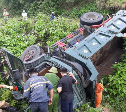 Xe tải bị lật, t&agrave;i xế mắc kẹt trong ca bin biến dạng - Ảnh 2.