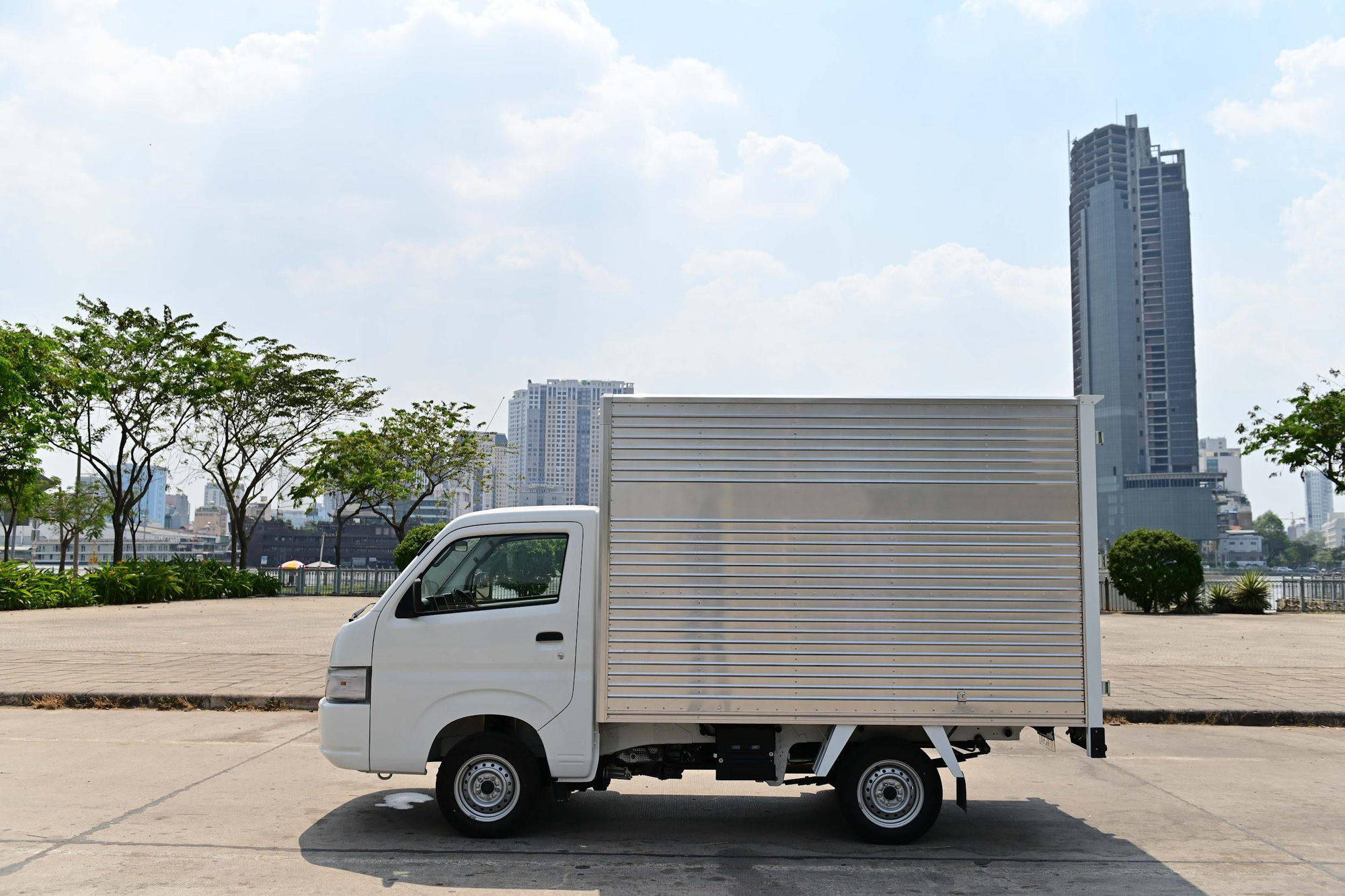 Đ&aacute;p ứng nhu cầu vận chuyển h&agrave;ng ho&aacute; thiết yếu trong gi&atilde;n c&aacute;ch với Suzuki Carry Pro - Ảnh 4.