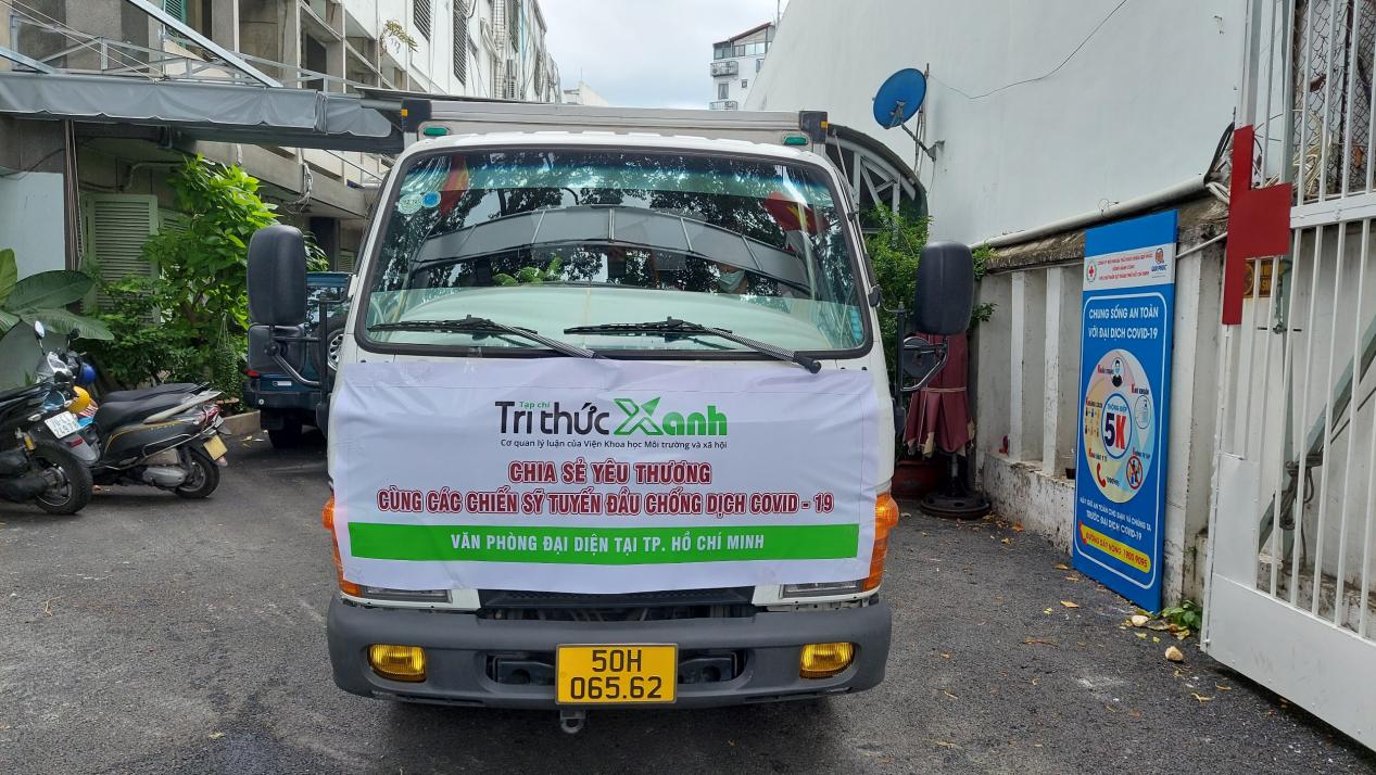Tạp chí Tri thức Xanh tặng hàng nông sản cho tuyến đầu chống dịch Covid-19 - Ảnh 4.