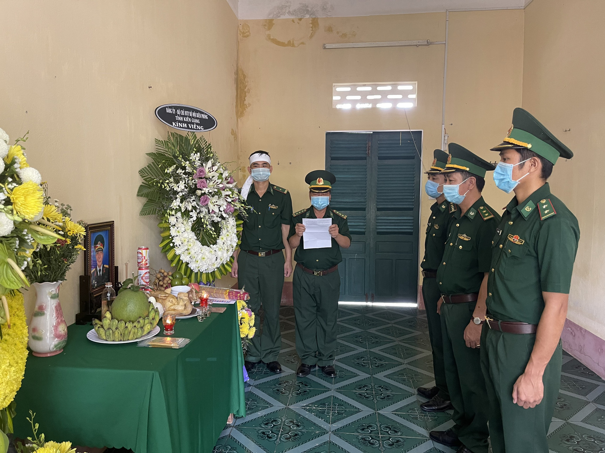 Chịu tang người th&acirc;n tại nơi tuyến đầu ph&ograve;ng chống dịch Covid-19 - Ảnh 3.
