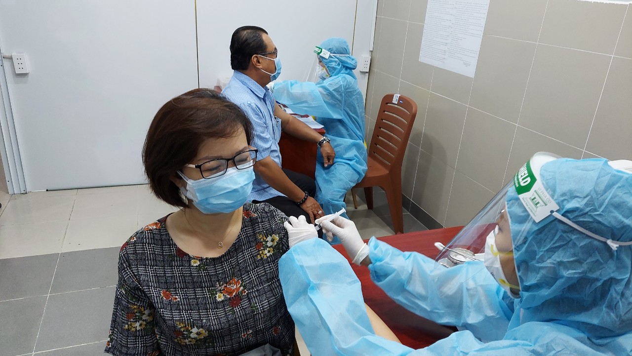 TP HCM: Đề nghị 24 bệnh viện tổ chức tiêm vắc-xin Covid-19 cố định - Ảnh 1.