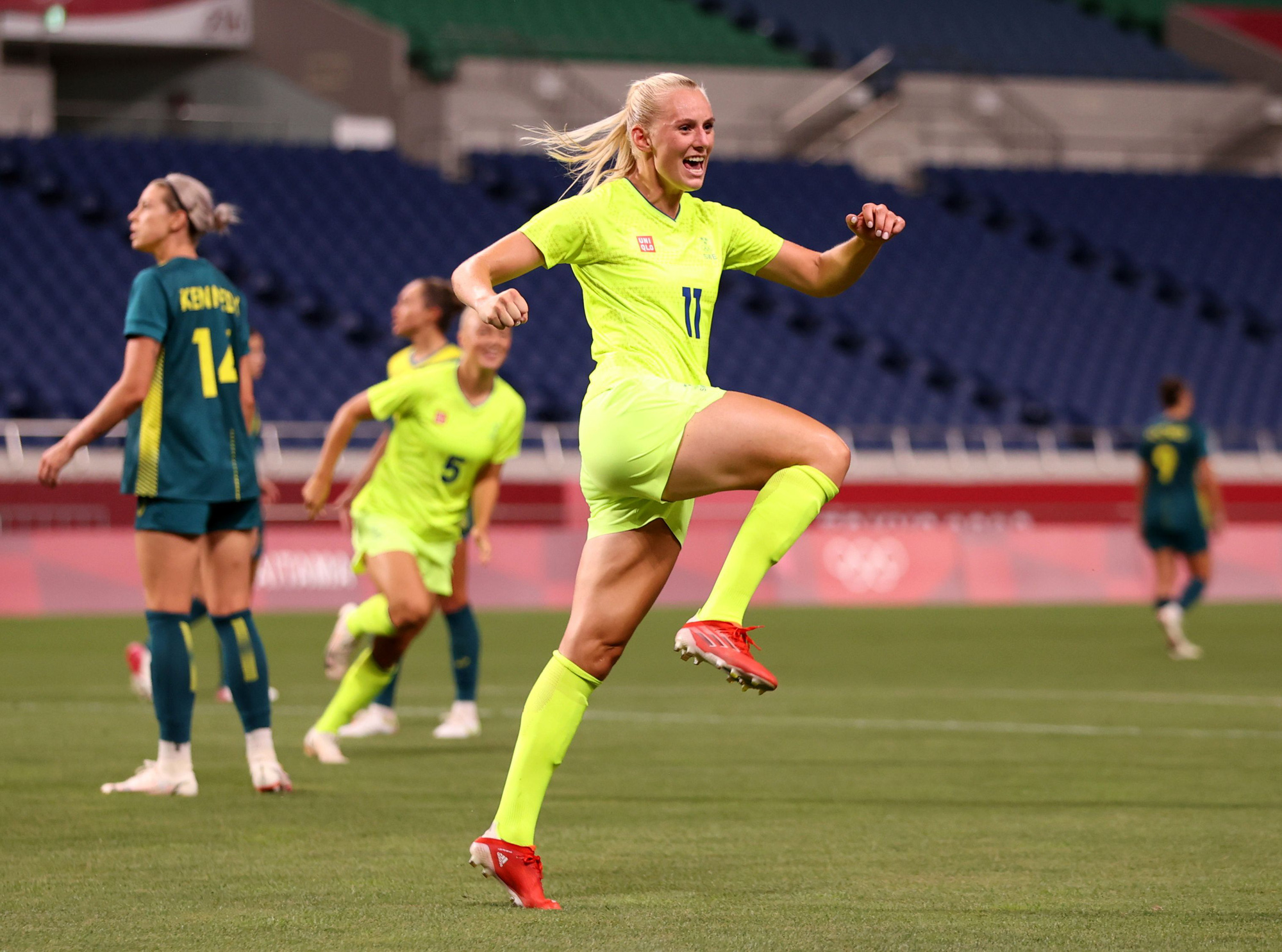 Nh&agrave; v&ocirc; địch World Cup ph&ocirc; trương sức mạnh trước đối thủ yếu - Ảnh 9.