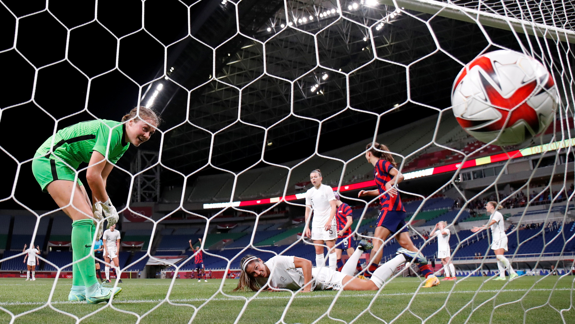 Nh&agrave; v&ocirc; địch World Cup ph&ocirc; trương sức mạnh trước đối thủ yếu - Ảnh 4.