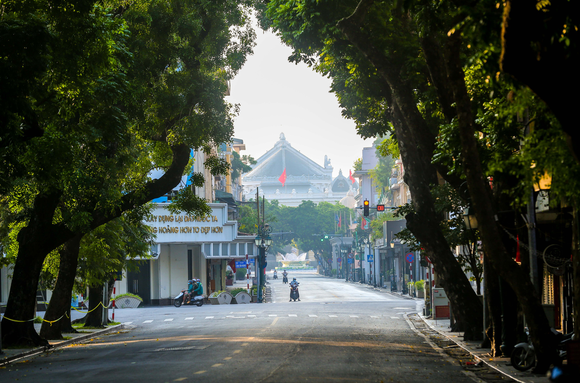 Nhịp sống vắng lặng lạ thường ở Hà Nội ngày đầu tiên thực hiện Chỉ thị 16 - Ảnh 2.