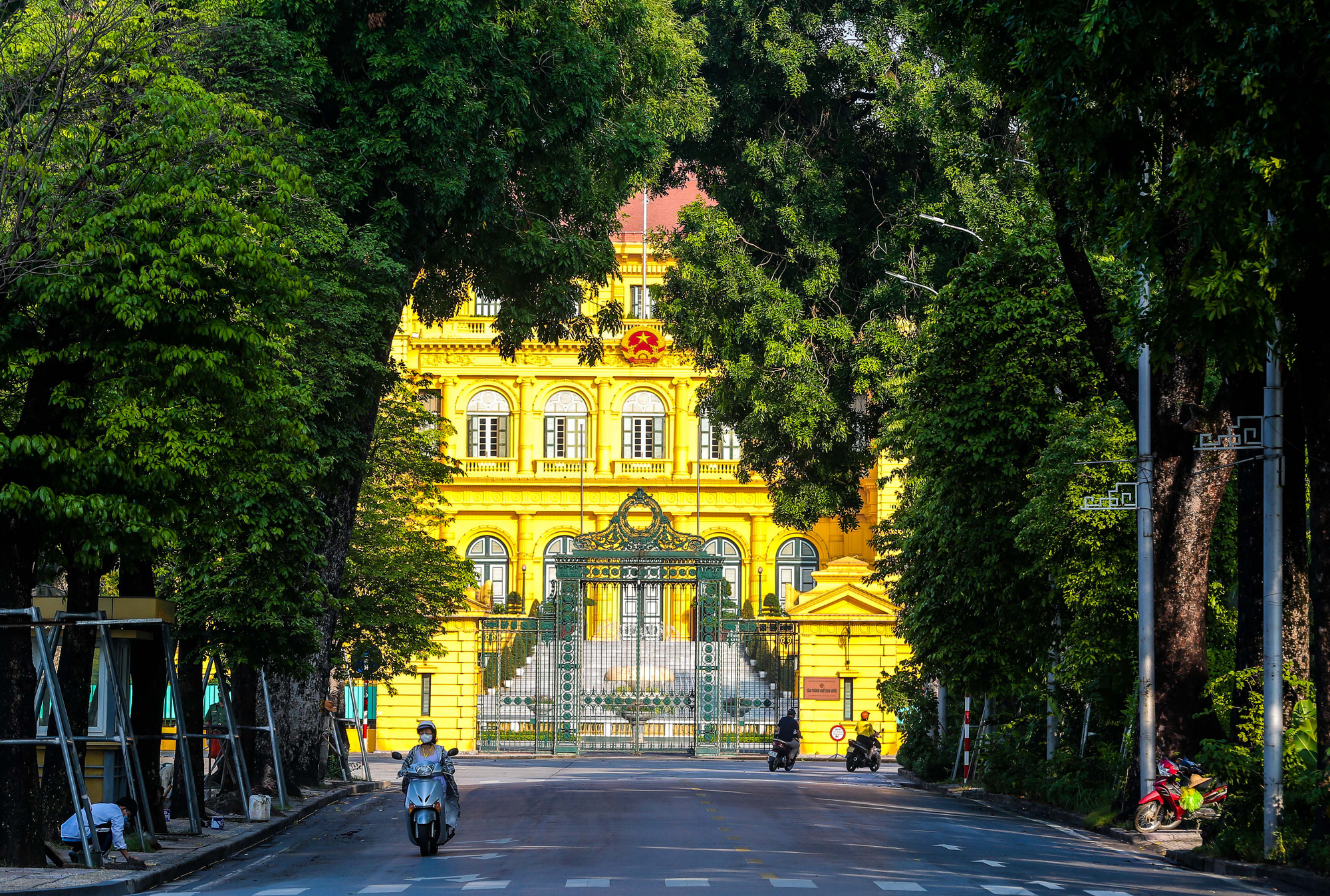 Nhịp sống vắng lặng lạ thường ở Hà Nội ngày đầu tiên thực hiện Chỉ thị 16 - Ảnh 16.