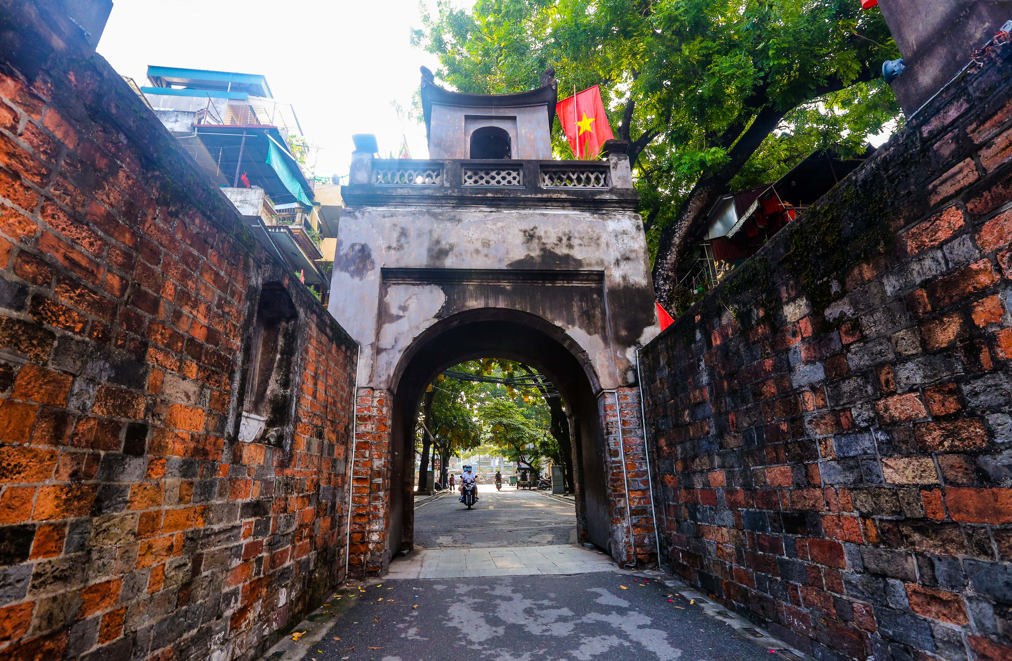 Nhịp sống vắng lặng lạ thường ở Hà Nội ngày đầu tiên thực hiện Chỉ thị 16 - Ảnh 9.