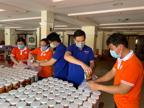 Chăm lo cho công nhân khó khăn và lực lượng tuyến đầu chống dịch - Ảnh 1.