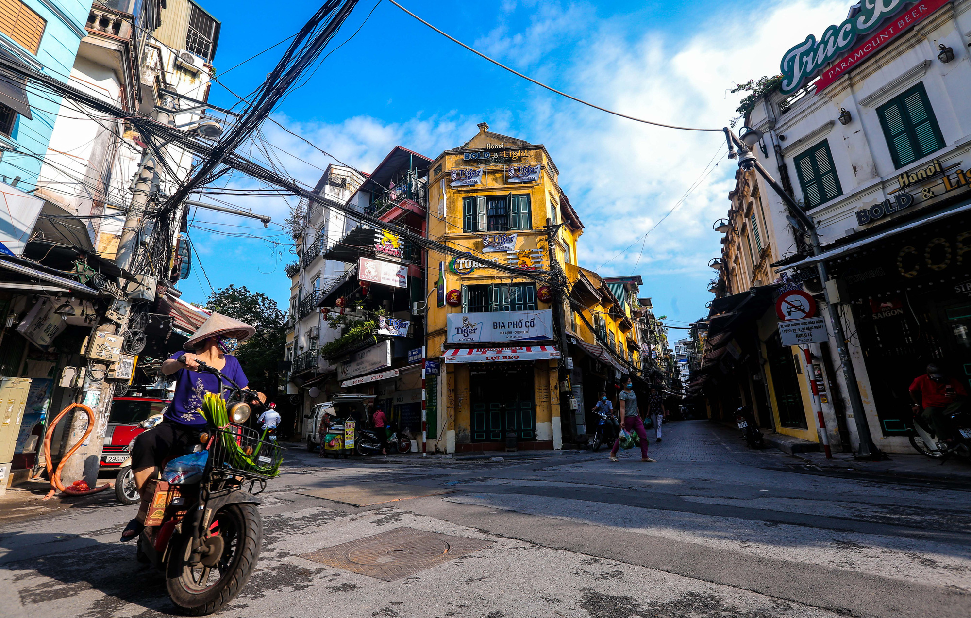 Nhịp sống vắng lặng lạ thường ở Hà Nội ngày đầu tiên thực hiện Chỉ thị 16 - Ảnh 11.