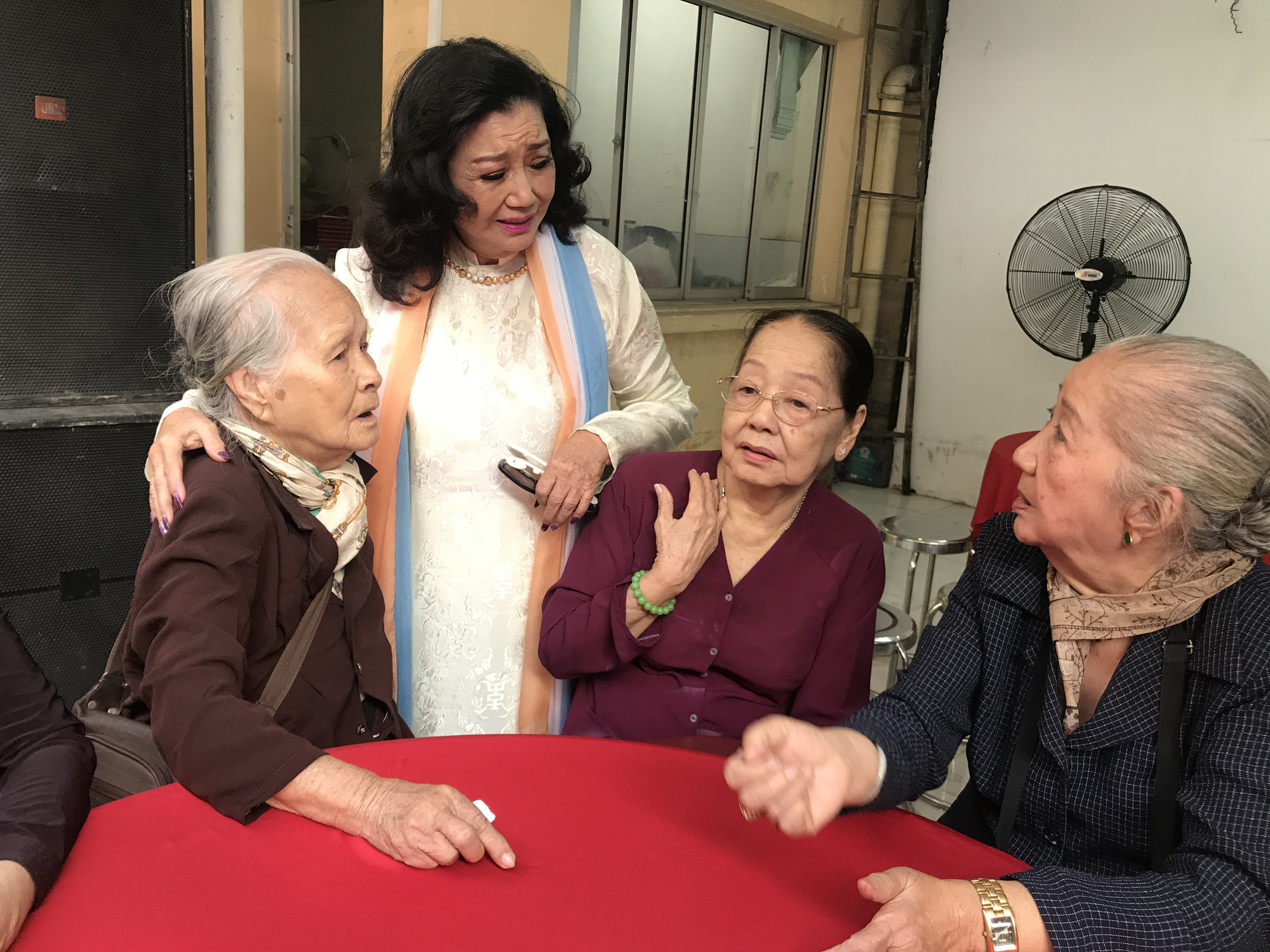 NSND Kim Cương giúp 40 nghệ sĩ lão thành lúc khó khăn - Ảnh 2.