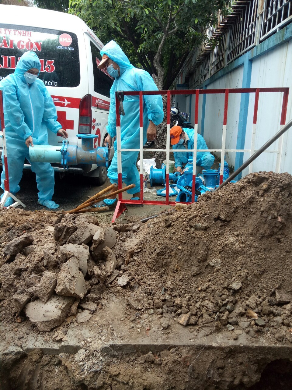 Sawaco nỗ lực cung cấp nước sạch miễn phí cho Khu cách ly tập trung, Bệnh viện dã chiến điều trị Covid-19 tại TP HCM - Ảnh 4.