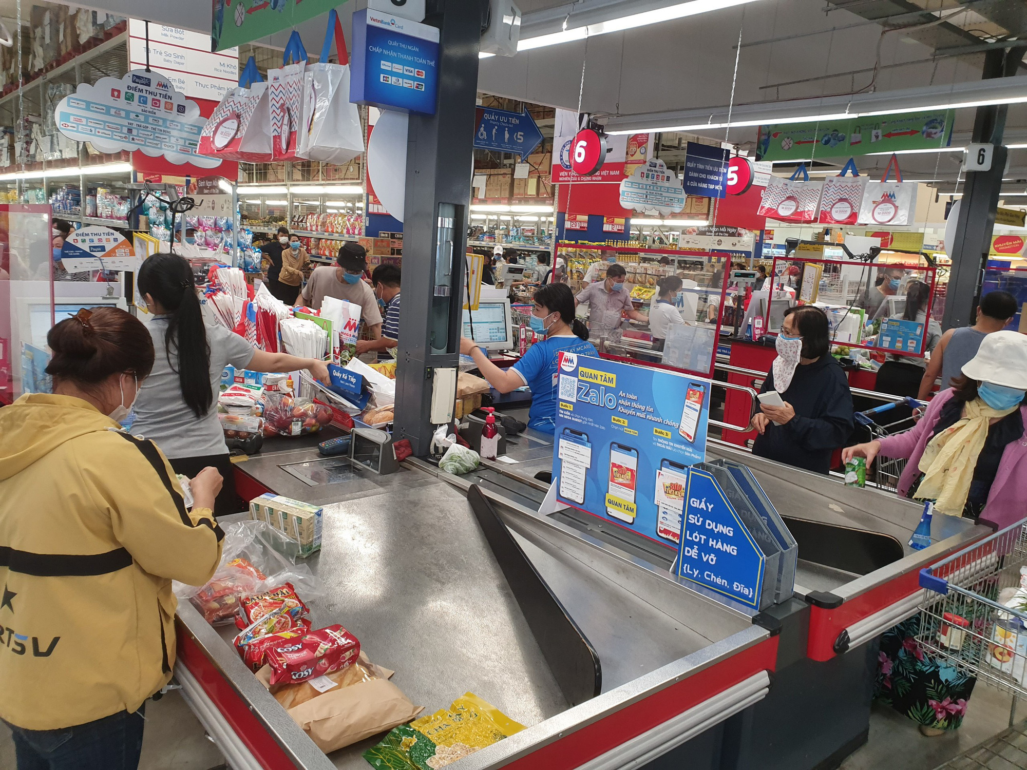 Khánh Hòa: Tạm ngừng hoạt động chợ truyền thống, dân đổ xô đi siêu thị "gom" hàng