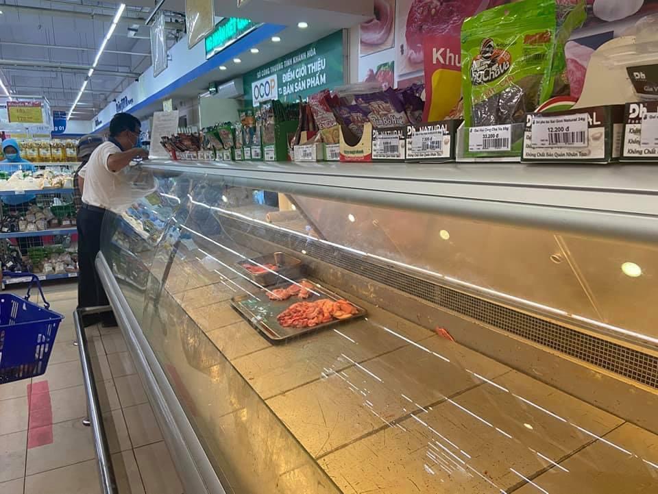 Khánh Hòa: Tạm ngừng hoạt động chợ truyền thống, dân đổ xô đi siêu thị gom hàng - Ảnh 3.