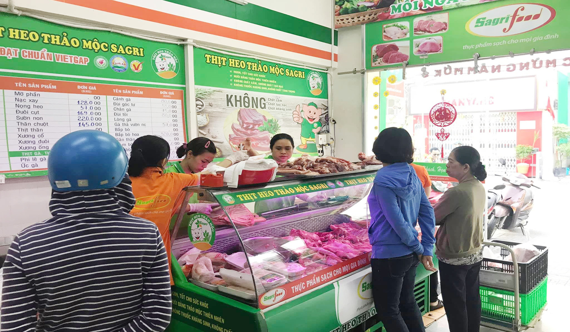 Sagrifood cam kết kh&ocirc;ng tăng gi&aacute; thịt heo trong suốt m&ugrave;a dịch - Ảnh 1.