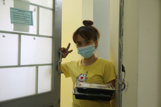 PHÓNG SỰ: Phóng viên Người Lao Động vào điểm nóng Covid-19 - Ảnh 2.