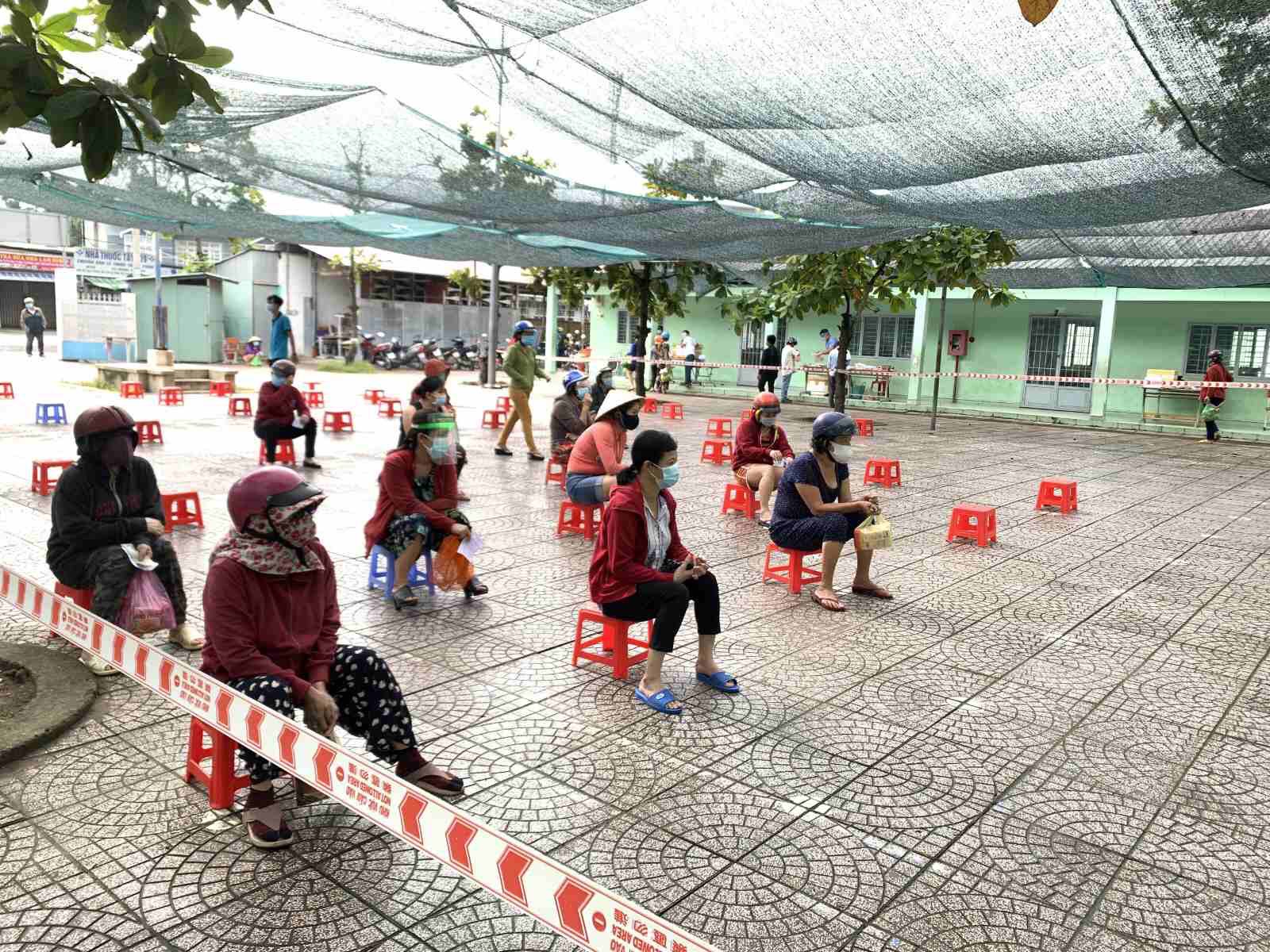 Biến sân bóng, lề đường thành chợ dã chiến bán rau, thịt - Ảnh 5.