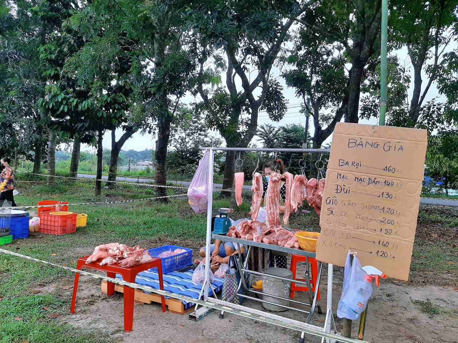 Biến sân bóng, lề đường thành chợ dã chiến bán rau, thịt - Ảnh 2.