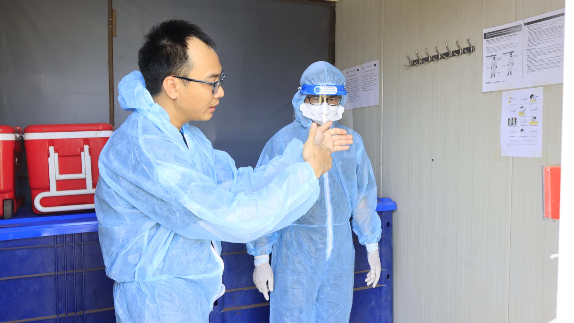 Bệnh viện dã chiến Việt Nam giám sát quy trình ti&ecirc;m chủng tại ph&aacute;i bộ Gìn giữ hoà bình LHQ - Ảnh 7.