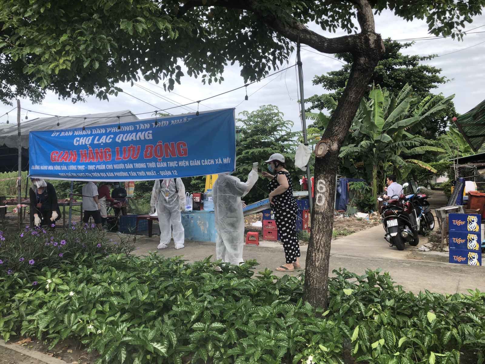 Biến sân bóng, lề đường thành chợ dã chiến bán rau, thịt - Ảnh 6.