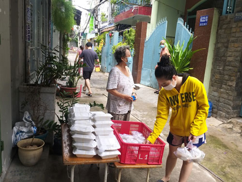 Nhiều hoạt động hỗ trợ công nhân đang cách ly, phong tỏa