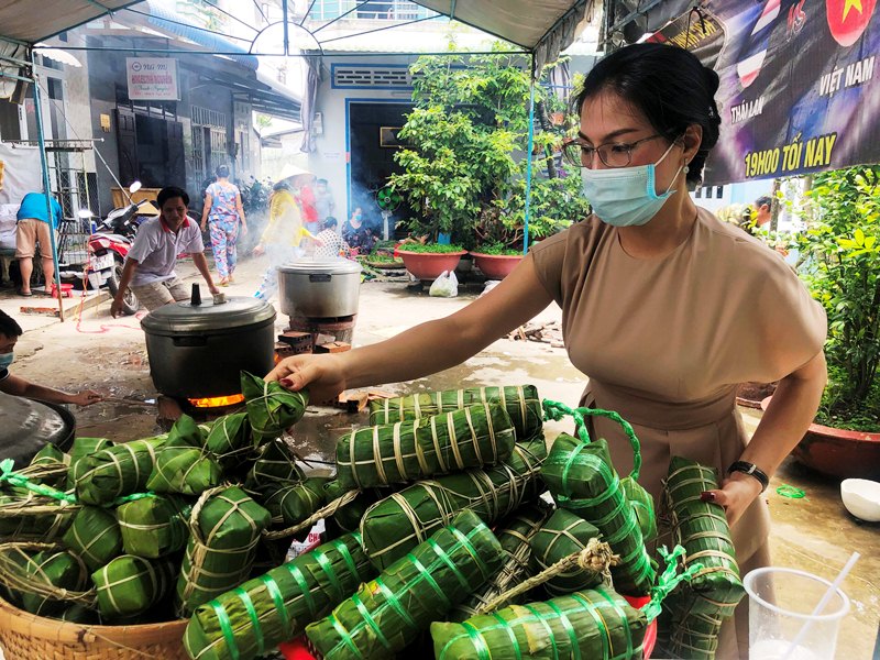 Bánh tét nghĩa tình trong lòng hẻm nhỏ hướng đến TP HCM