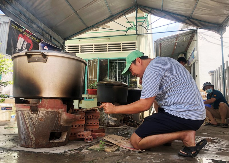 Ch&ugrave;m ảnh: B&aacute;nh t&eacute;t nghĩa t&igrave;nh trong l&ograve;ng hẻm nhỏ hướng đến TP HCM - Ảnh 3.