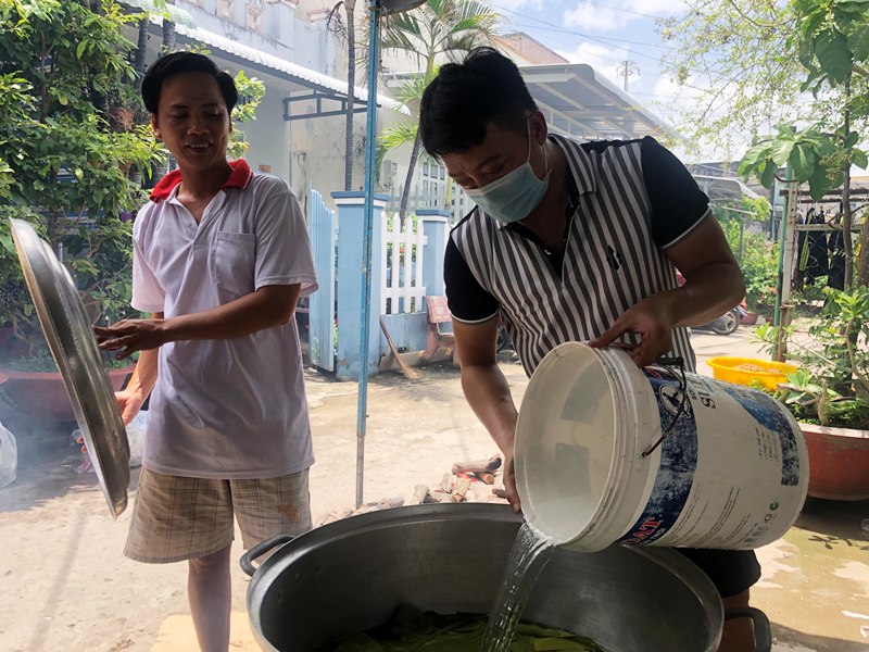 Ch&ugrave;m ảnh: B&aacute;nh t&eacute;t nghĩa t&igrave;nh trong l&ograve;ng hẻm nhỏ hướng đến TP HCM - Ảnh 4.
