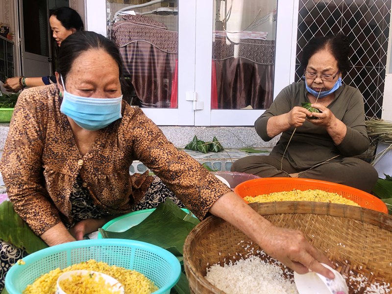 Ch&ugrave;m ảnh: B&aacute;nh t&eacute;t nghĩa t&igrave;nh trong l&ograve;ng hẻm nhỏ hướng đến TP HCM - Ảnh 6.