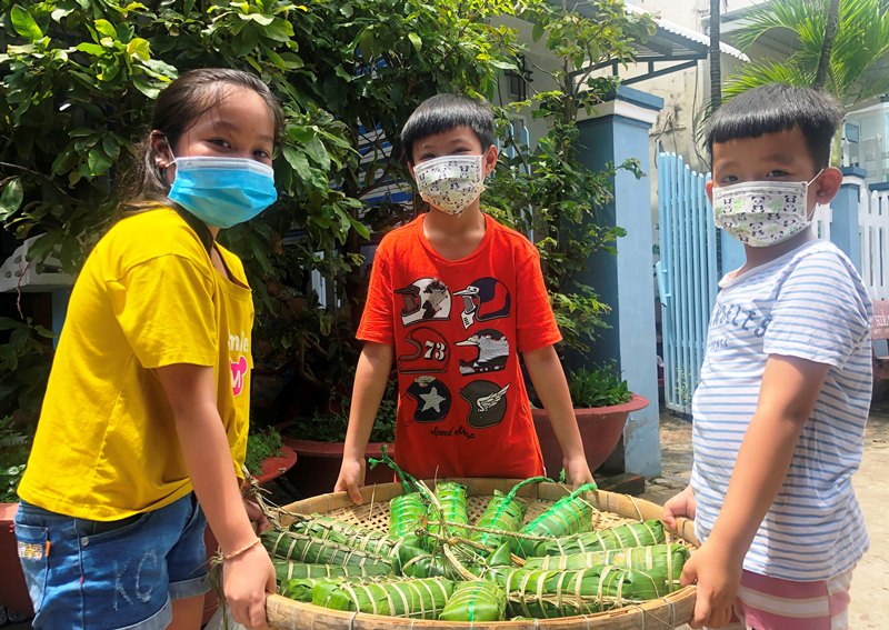 Ch&ugrave;m ảnh: B&aacute;nh t&eacute;t nghĩa t&igrave;nh trong l&ograve;ng hẻm nhỏ hướng đến TP HCM - Ảnh 10.