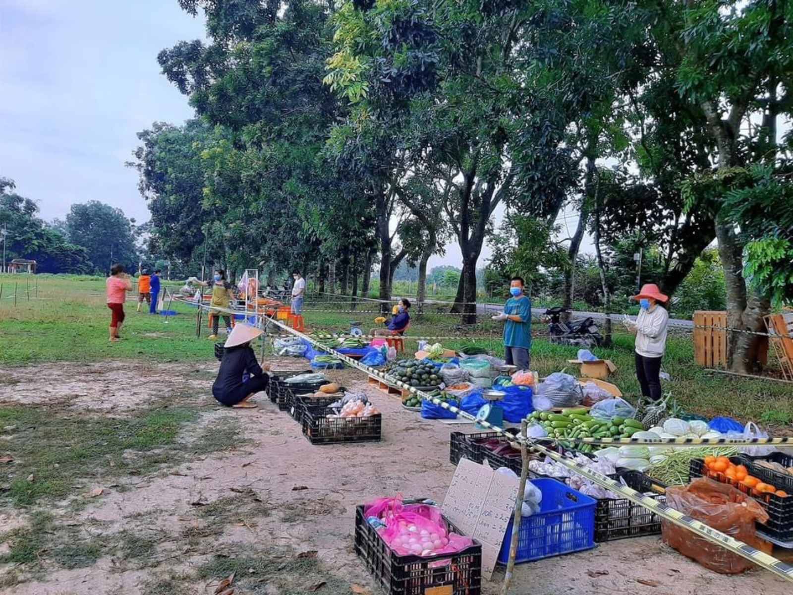 Biến sân bóng, lề đường thành chợ "dã chiến" bán rau, thịt