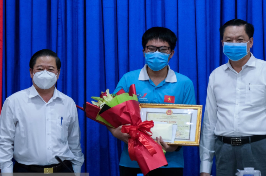 Chủ tịch Cần Thơ "thưởng nóng" cho nam sinh đoạt Huy chương Vàng Olympic quốc tế