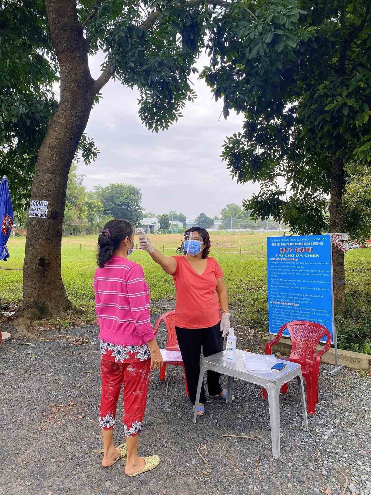 Biến sân bóng, lề đường thành chợ dã chiến bán rau, thịt - Ảnh 3.