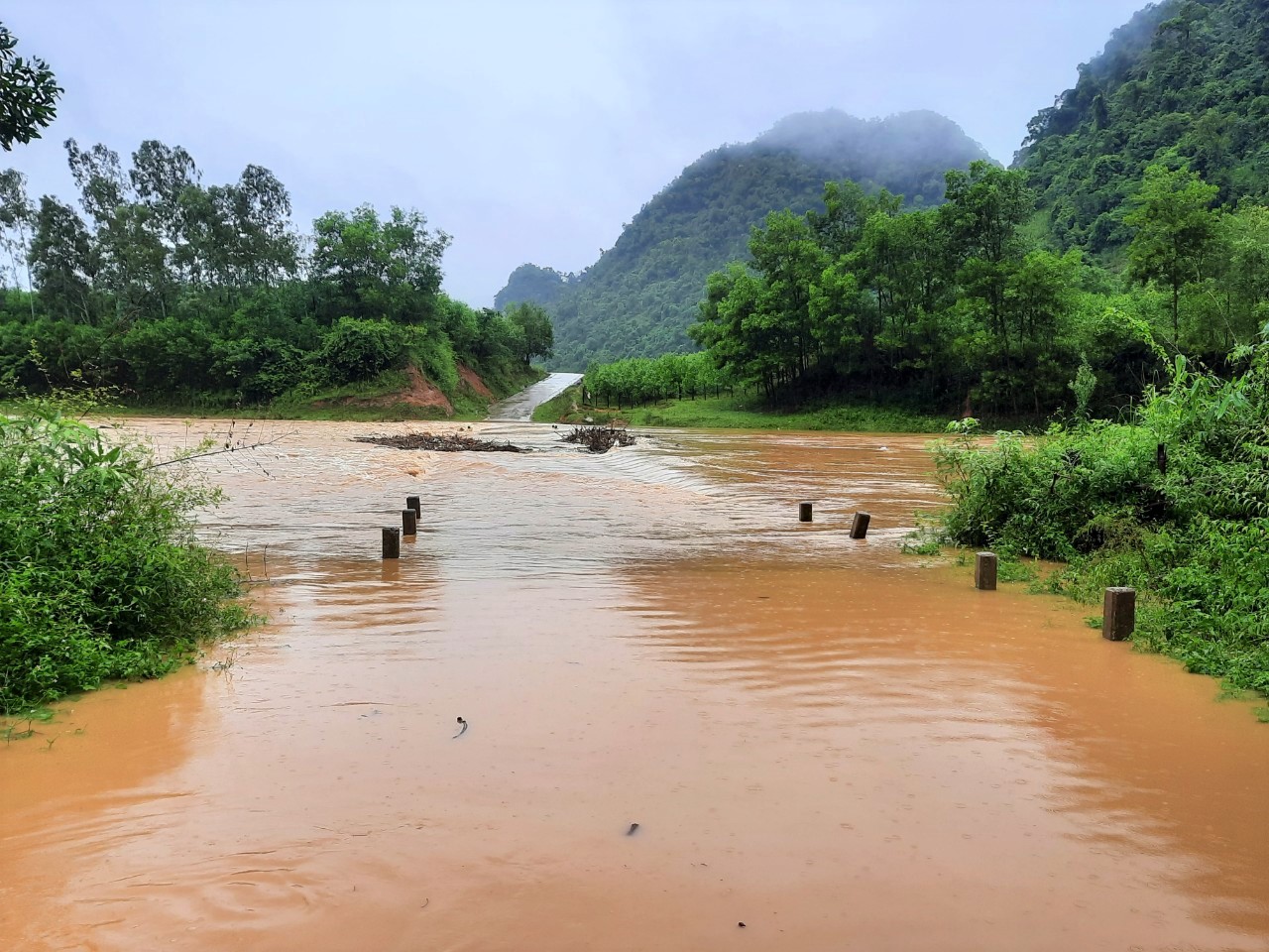 Mưa lớn gây ngập lụt chia cắt nhiều thôn, bản ở Quảng Bình