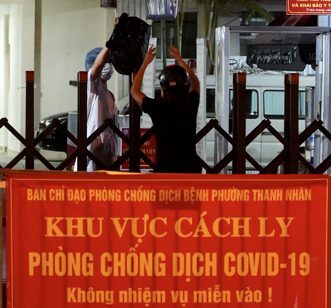 CLIP: Phong toả Bệnh viện phổi Hà Nội sau khi có chùm ca dương tính SARS-CoV-2 - Ảnh 9.