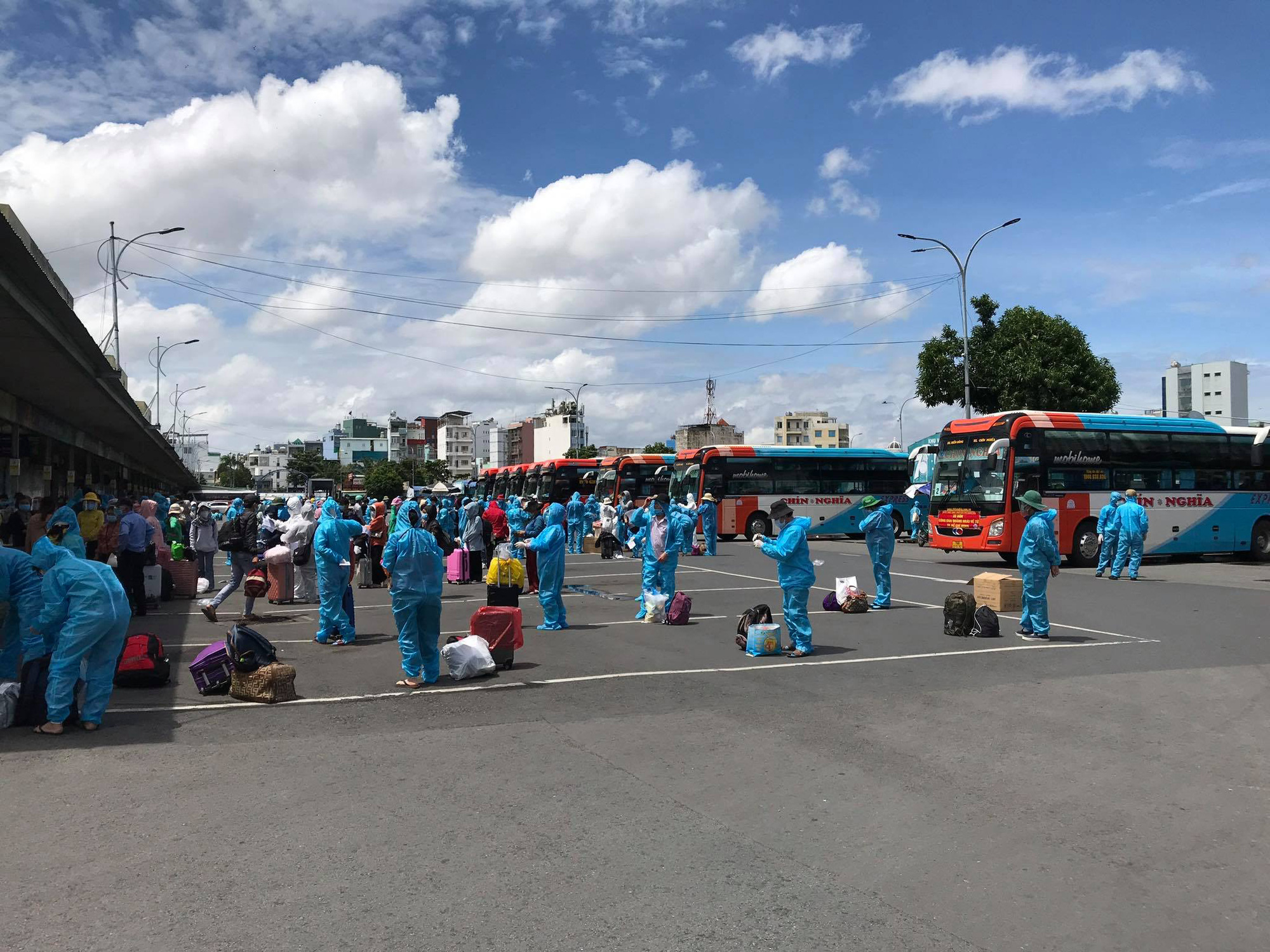 Đón người dân Quảng Ngãi khó khăn về quê - Ảnh 1.