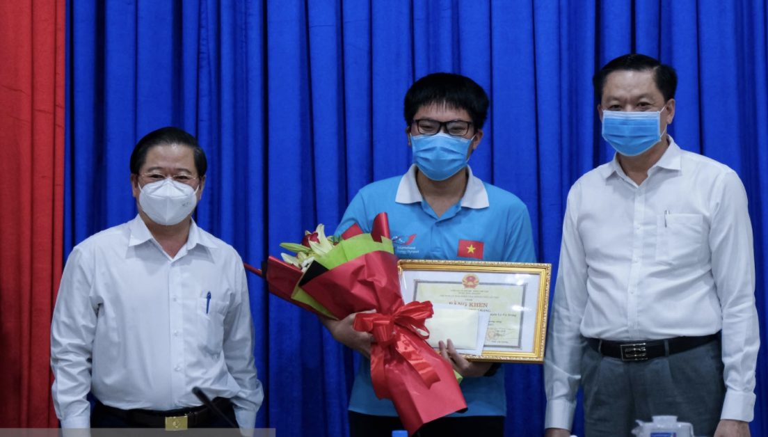 Chủ tịch Cần Thơ thưởng n&oacute;ng cho nam sinh đoạt Huy chương V&agrave;ng Olympic quốc tế - Ảnh 1.
