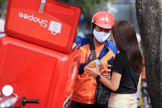 TP HCM: Shipper muốn lưu thông phải có bảng tên, mã QR Code, băng đeo tay…