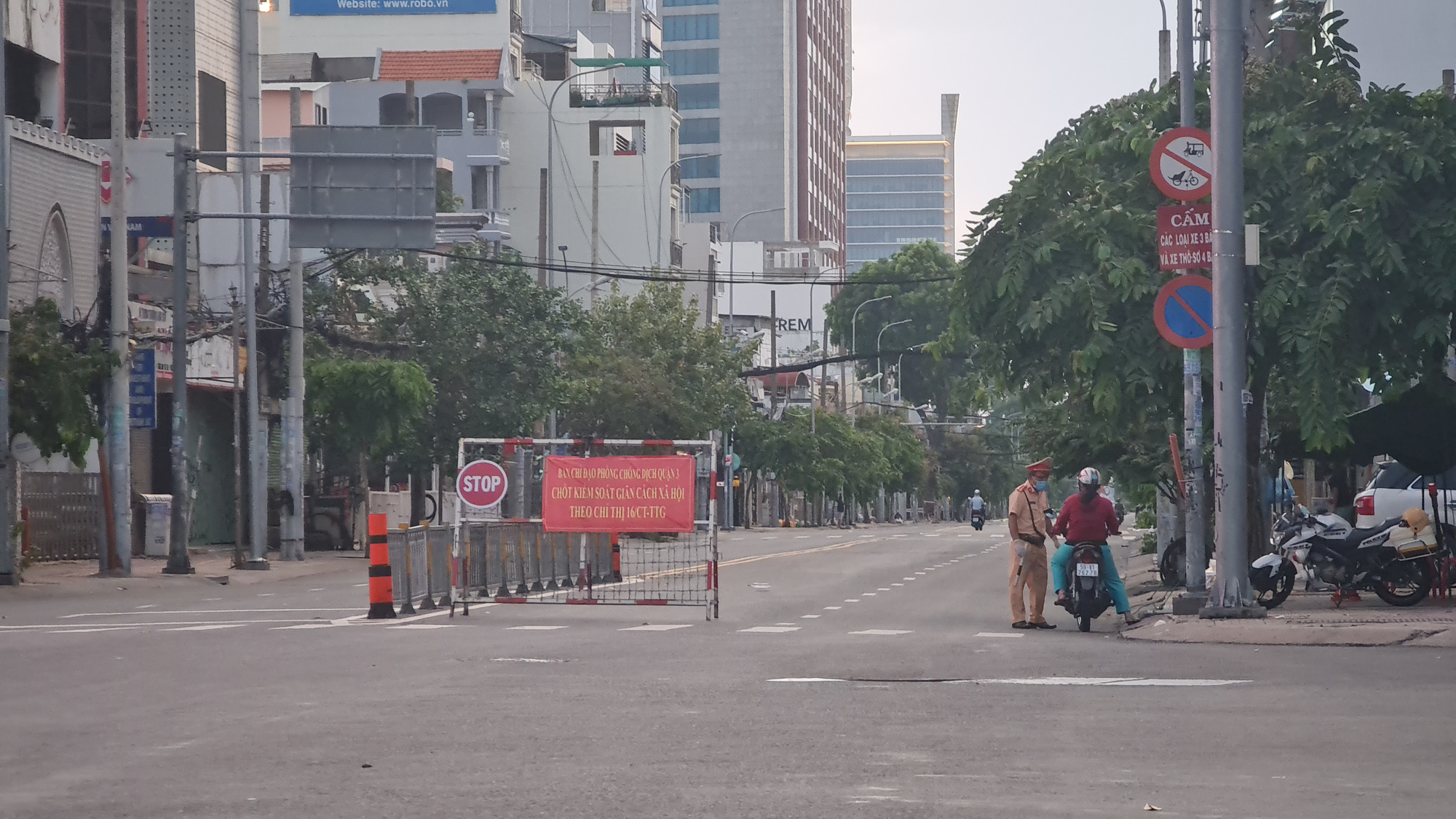 CLIP: Cận cảnh đường phố TP HCM vắng b&oacute;ng người, chốt chặn kiểm so&aacute;t nhiều nơi tối 26-7 - Ảnh 6.