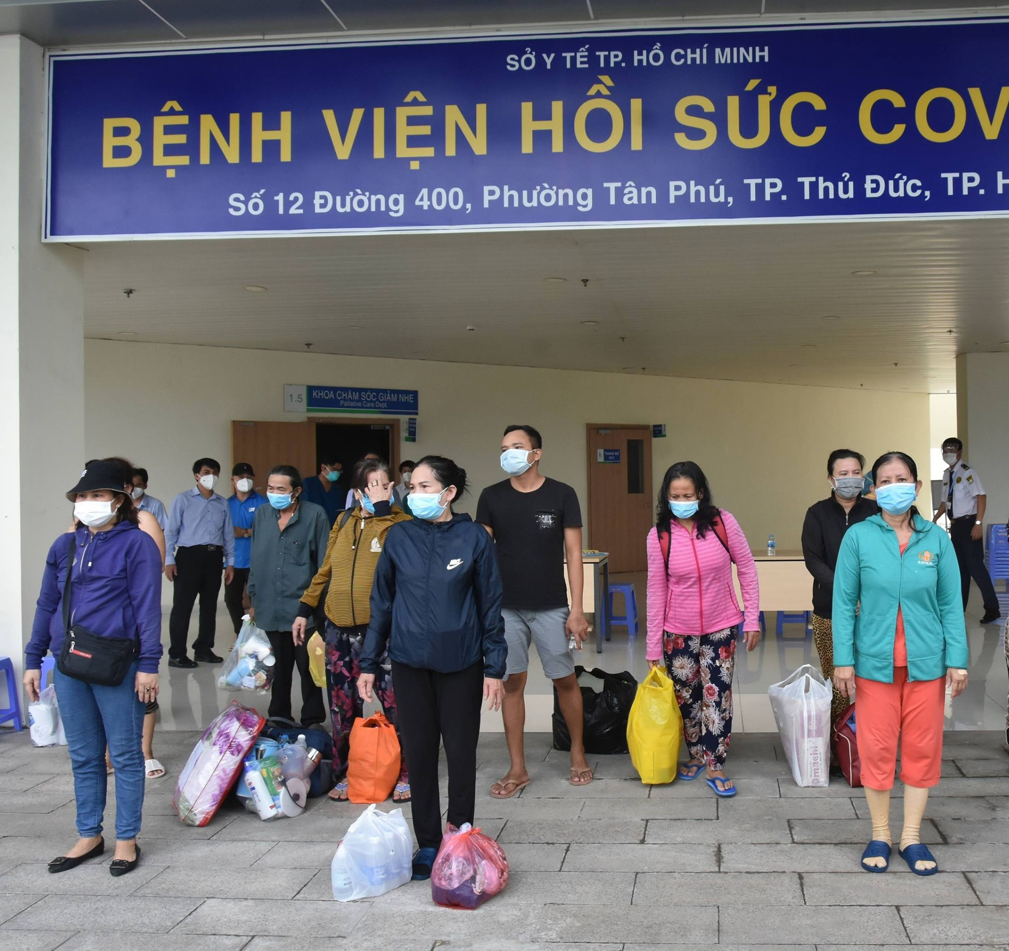 17 bệnh nh&acirc;n Covid-19 nặng xuất viện tại Bệnh viện Hồi sức Covid-19 - Ảnh 1.