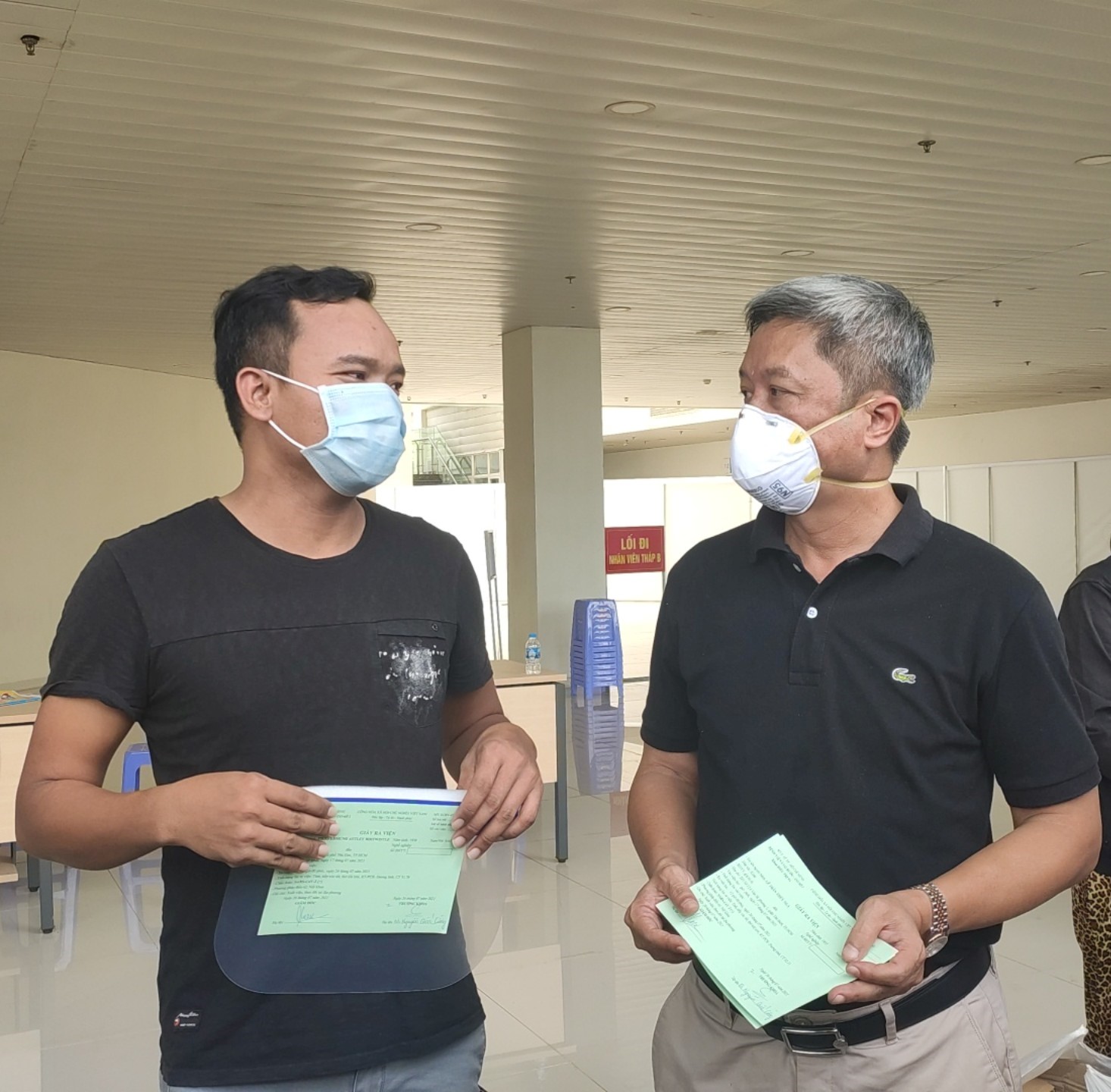 17 bệnh nh&acirc;n Covid-19 nặng xuất viện tại Bệnh viện Hồi sức Covid-19 - Ảnh 2.