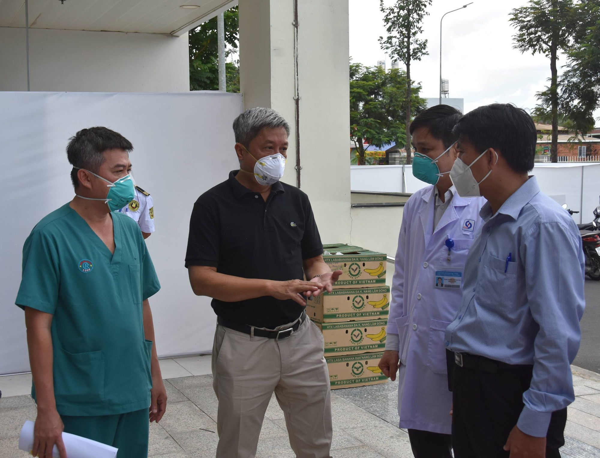 17 bệnh nh&acirc;n Covid-19 nặng xuất viện tại Bệnh viện Hồi sức Covid-19 - Ảnh 3.