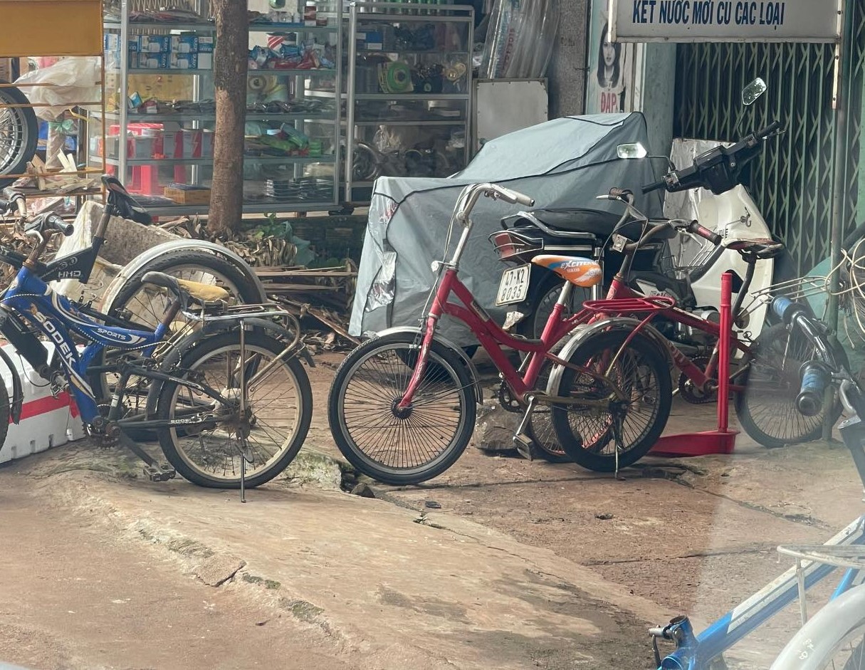 CLIP: Ngán ngẩm thanh niên khỏe mạnh đi trộm sầu riêng và xe đạp trẻ em - Ảnh 2.