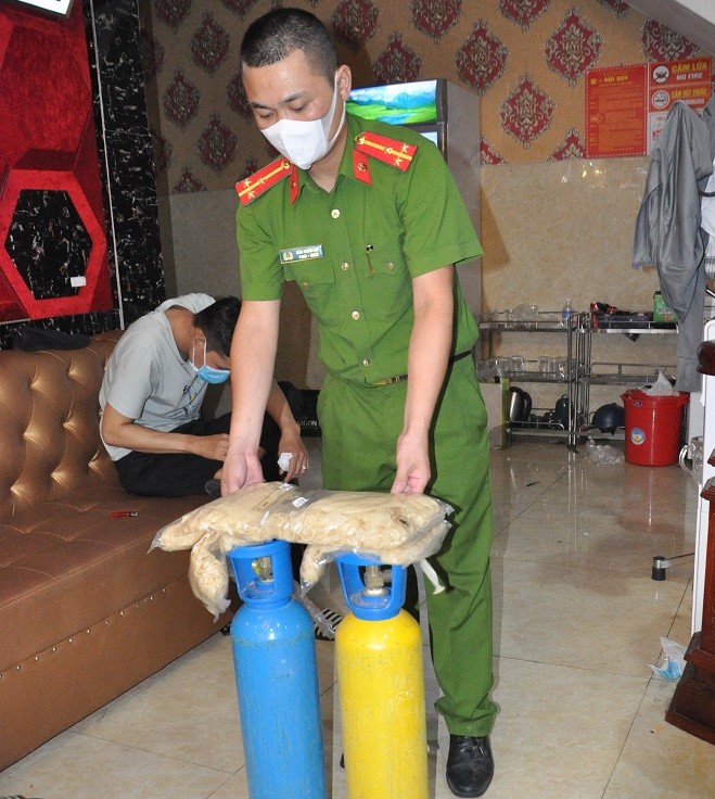 Ph&aacute;t hiện 48 thanh ni&ecirc;n bay, lắc trong qu&aacute;n karaoke Bad Boy - Ảnh 2.